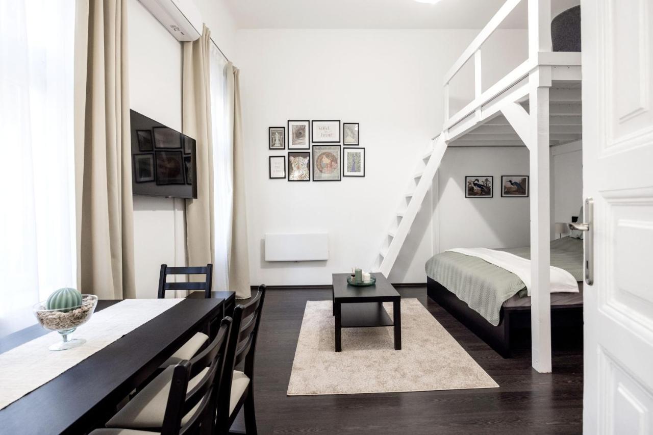 Charming Downtown Hideaway Steps From New York Cafe! Apartament