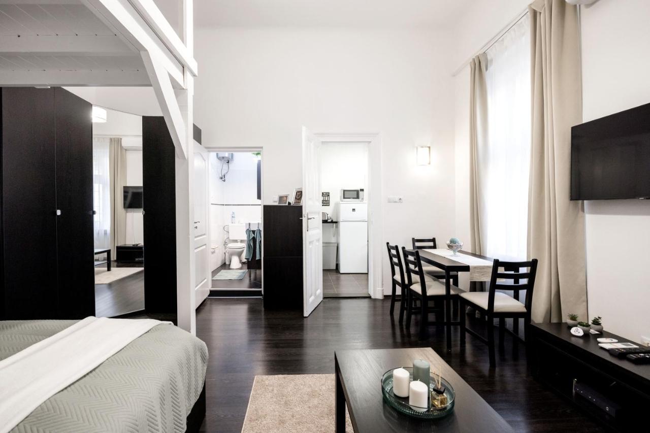 Charming Downtown Hideaway Steps From New York Cafe! * Budapešť